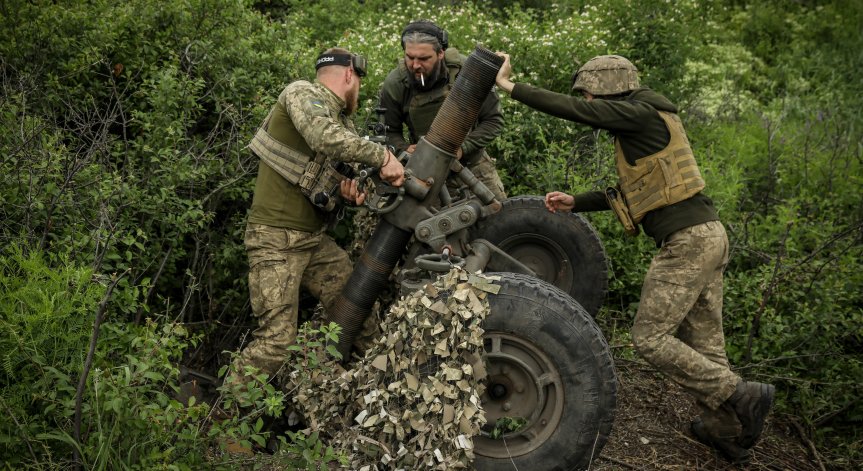 Тагарев: Надявам се български фирми да произвеждат повече боеприпаси за Украйна