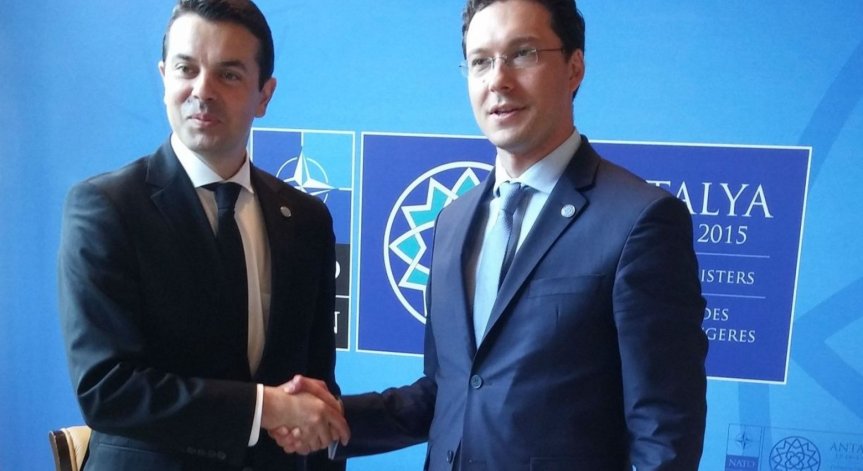 Външните министри на България и Македония обсъдили ситуацията в южната ни съседка