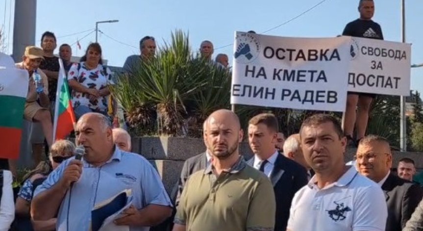 Жители на Доспат блокираха сградата на НС заради 