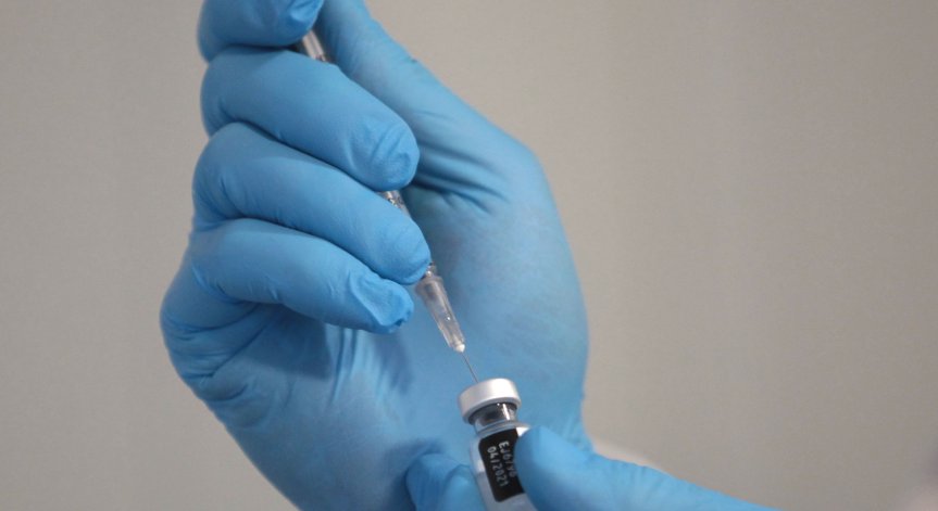 Кипър позволи прилагането на трета доза ваксина за всички над 18 г.