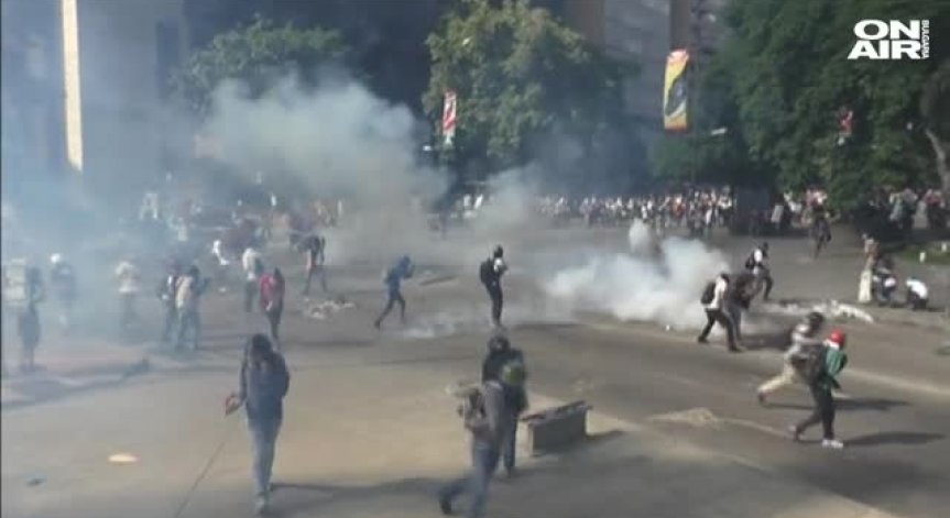 Венецуела: 200 хил. се включиха в протестите срещу президента Николас Мадуро