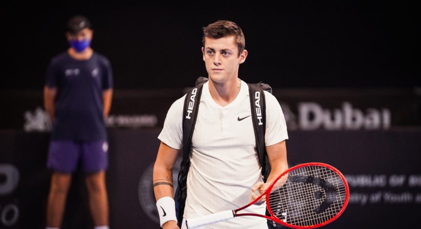 Александър Лазаров се класира напред в 