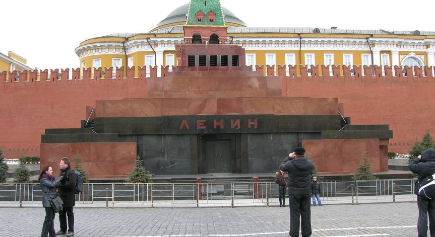 Пиян мъж опита да открадне тялото на Ленин от мавзолея в Москва