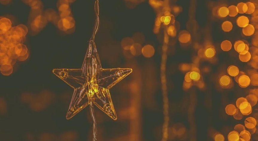 Пожар от коледни лампички прати баща и син в болница