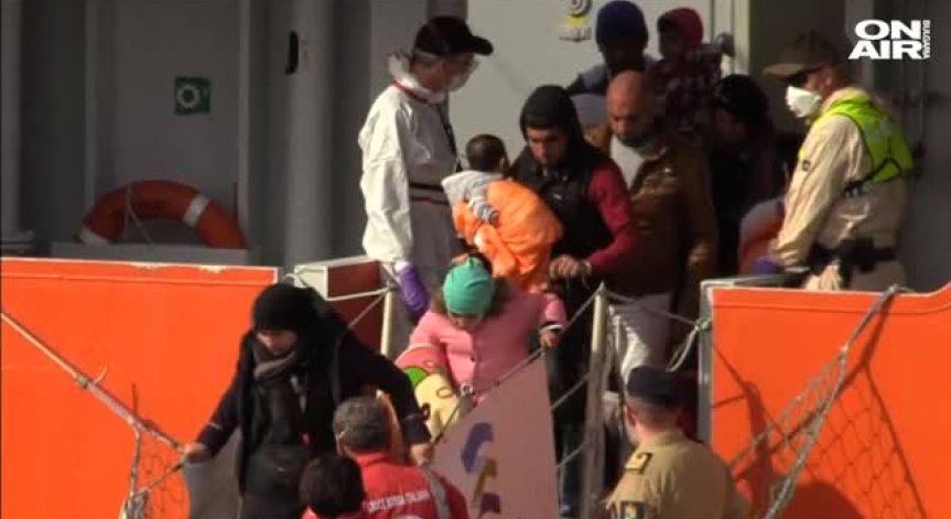 Италианските власти спасяват бедстващи мигранти в Средиземно море