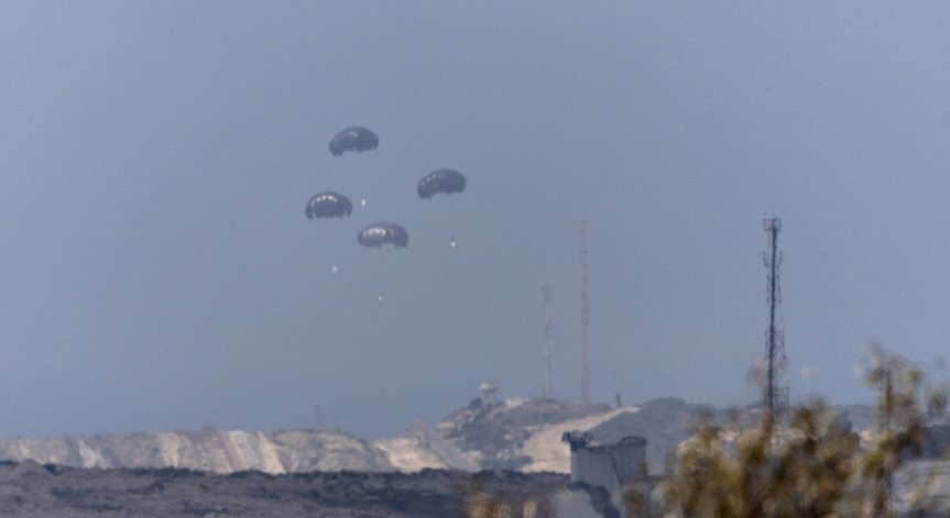 Израел отхвърли молбата на Турция за доставяне на помощи за Газа по въздух