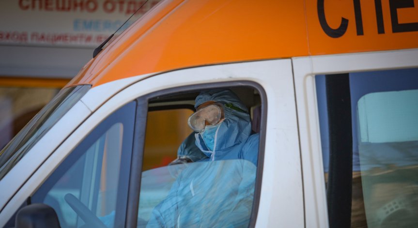 Лек спад на новозаразените, но расте броят на пациентите в болница