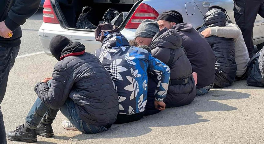Бургаско почерня от полицаи, разбиха група за трафик на мигранти, закопчаха и тартора