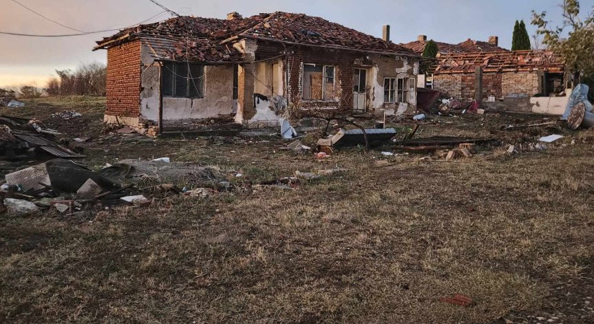 Смерчът остави десетки семейства в Лъвино без покрив над главата