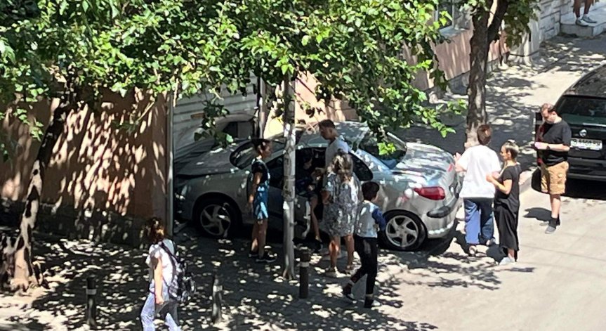 Кола излезе от пътя и се вряза в гараж в Стара Загора