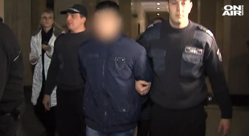 Съдът остави в ареста 16 -годишния стрелял по друг ученик