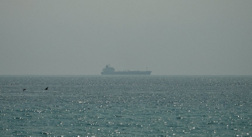 Двама моряци са в неизвестност след атака срещу танкер в Ормузкия проток