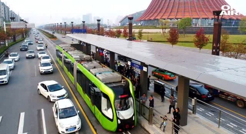 Първият в света безрелсов трамвай тръгна по улиците в Китай