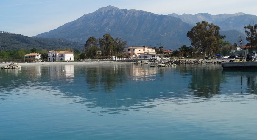 Пострадалият плавателен съд е изтеглен на брега.