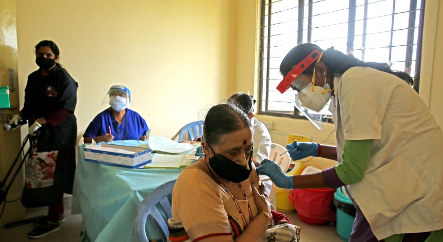 Заради кризата с Ковид-19: Възможен е недостиг на ваксини и медикаменти в Индия