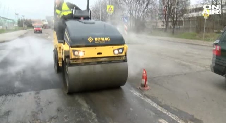 Ежегодното следзимно кърпене на дупки започна… поне в Бургас