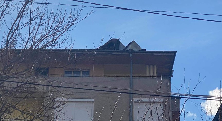 Силният вятър в Лясковец отнесе части от покрив на блок