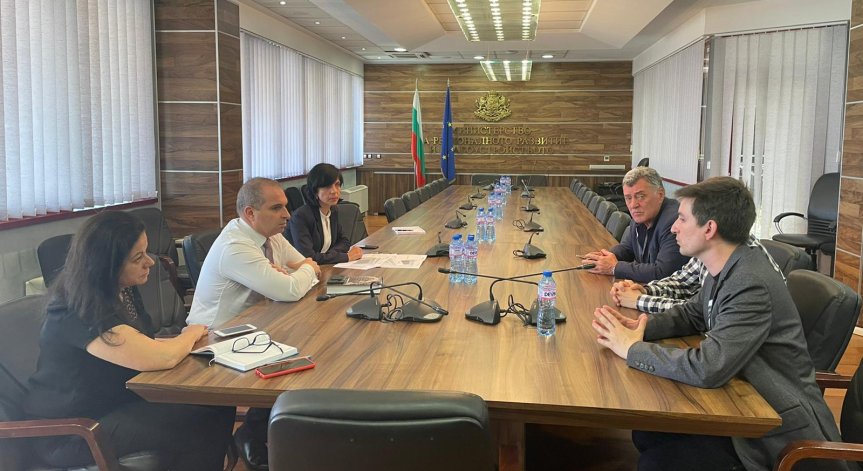 Министър Караджов няма да прехвърли помещения на Младежкия театър към КЕВР