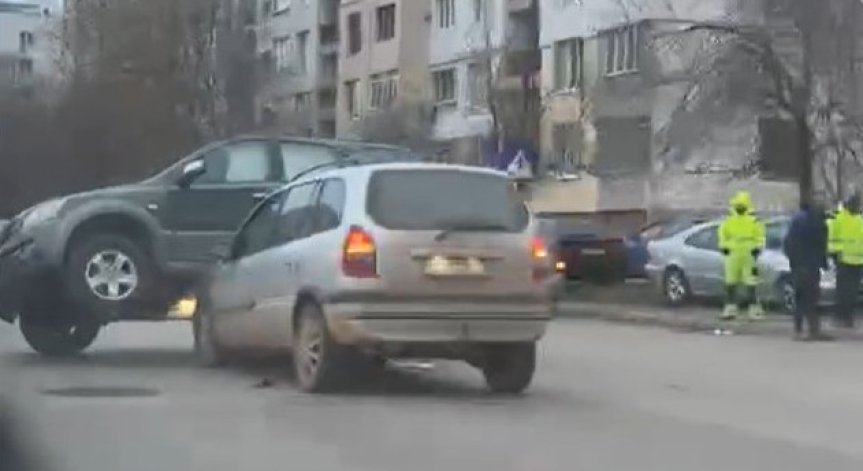 Зрелищна катастрофа с две коли в София