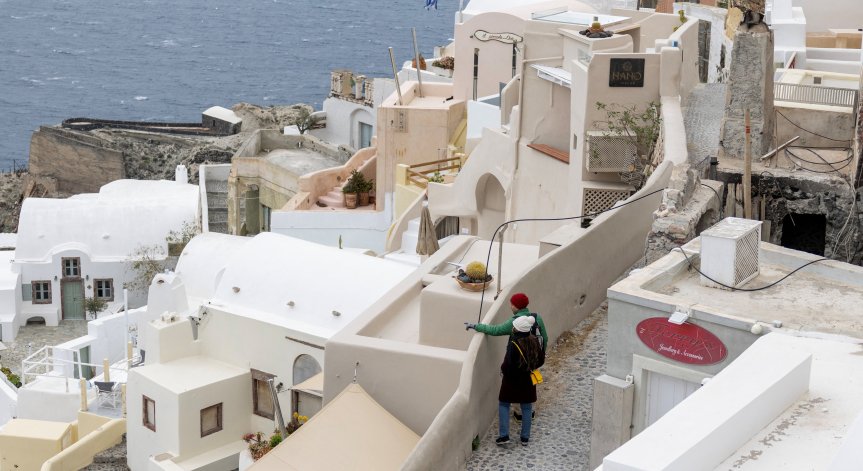 Никой не иска да работи на Санторини, летният сезон е пред провал