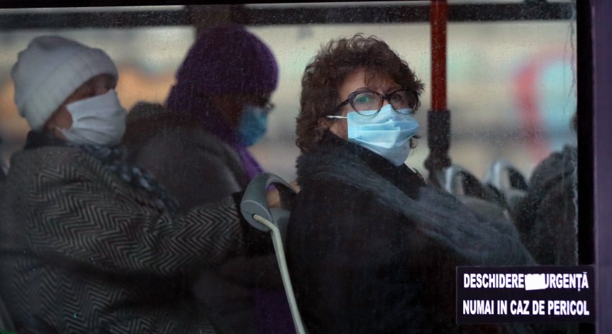 СЗО препоръча: При лоша вентилация или гости носете маска и вкъщи