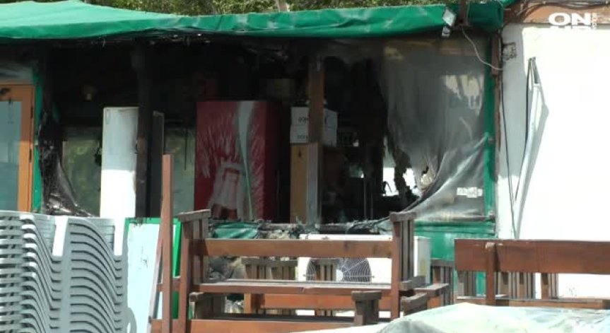 Заведение на плажа в Бургас е било запалено снощи