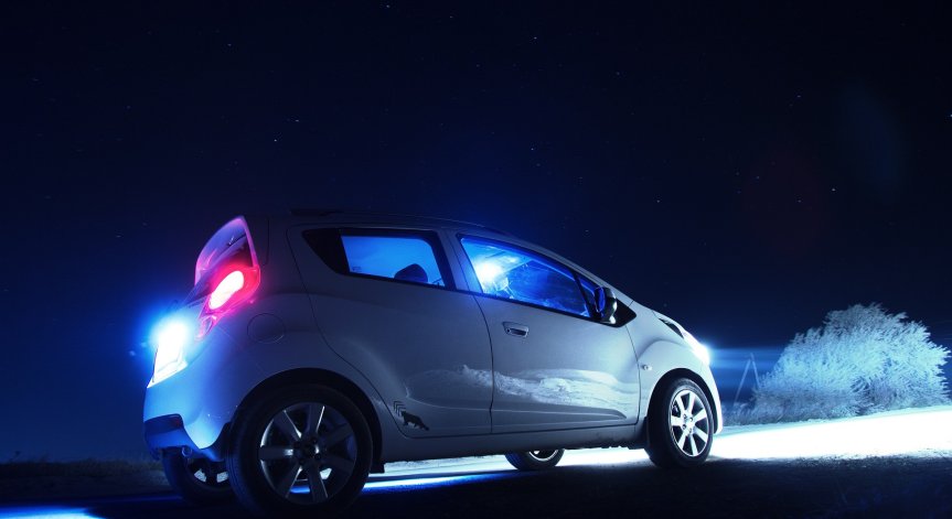 Коя е безопасната скорост за шофиране през нощта, за да се контролира ситуацията?