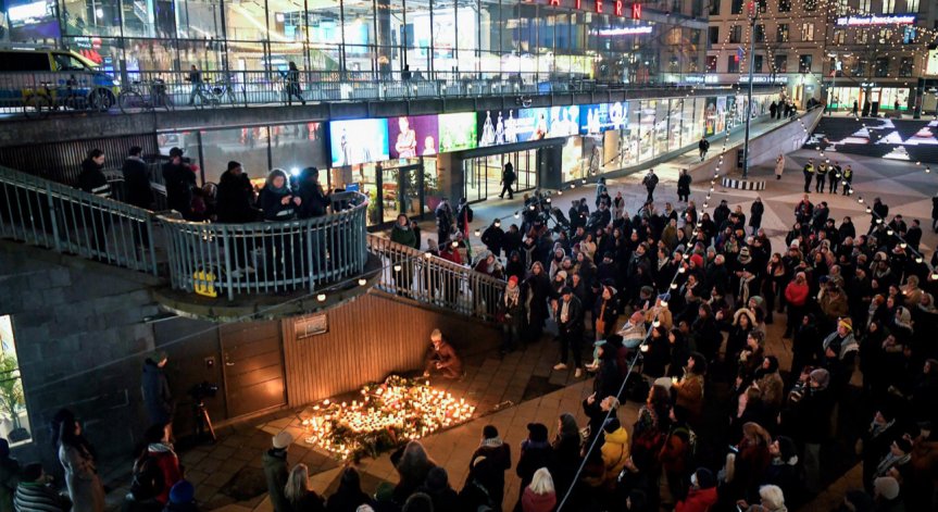 Полицията още се опитва да установи мотива за стрелбата.