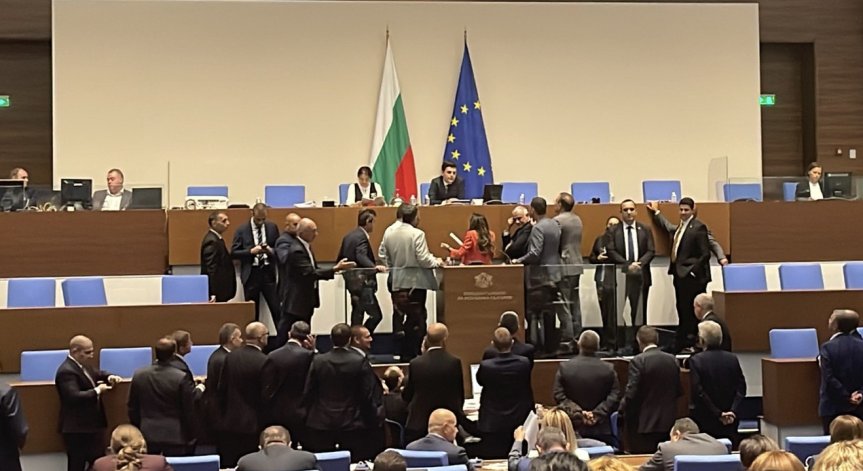 Бойкот в НС: 4-ма депутати гласуваха при пълна зала, закриха заседанието заради липса на кворум