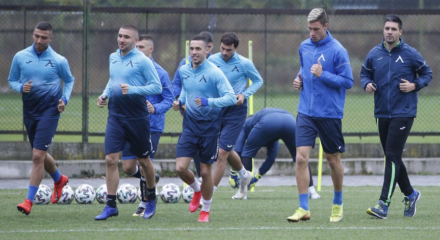 11 играчи на 