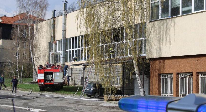 Пожар горя в част от бившия телефонен завод в Банско