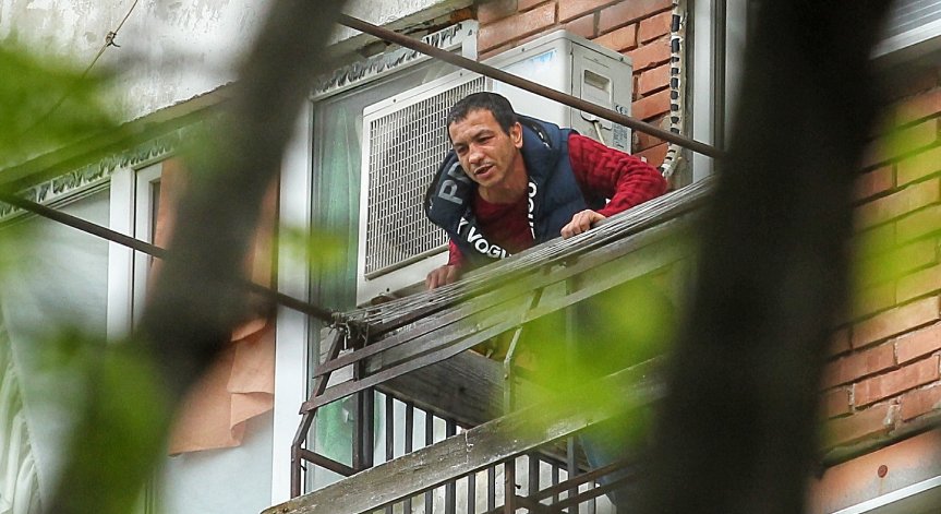 Трети ден барикадиралият се в 