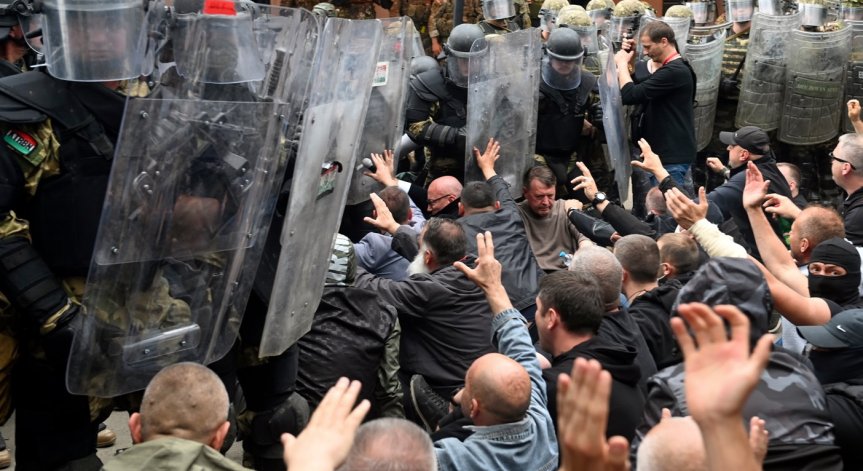 25 военни са ранени по време на сблъсъците в Косово