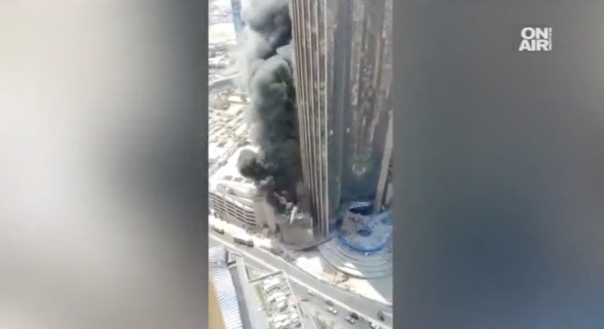 Пожар във въздуха: Пламна небостъргач в Кувейт