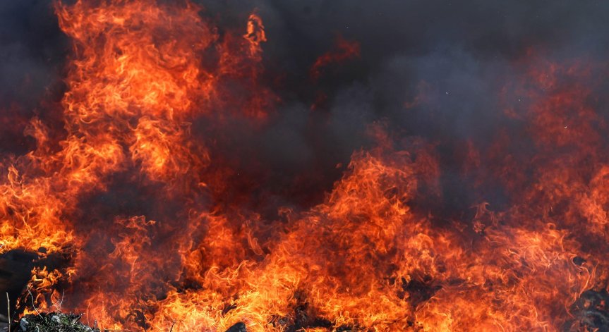 Гасителните дейности продължават.