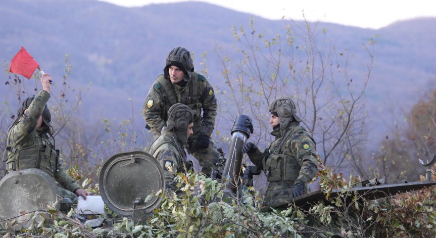 Български и американски военни на съвместна подготовка на полигон 