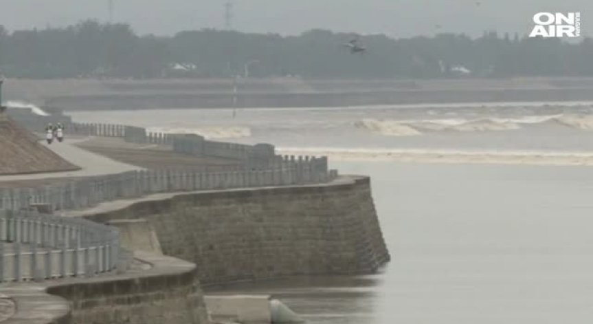 Китайска река впечатлява със страховита приливна вълна