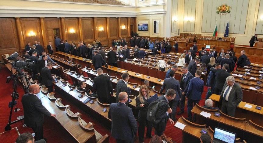 Министър Милков не дойде за изслушване в НС за нападението срещу Пендиков в Охрид