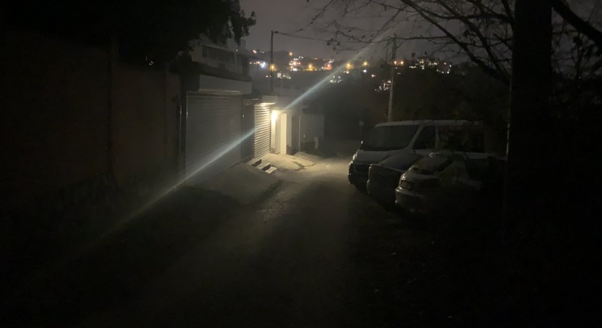 Варненци с фенерчета по потънала в мрак опасна улица