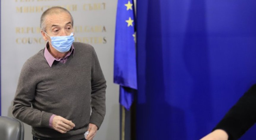 Мангъров: В Ковид-19 има малко медицина и много политика