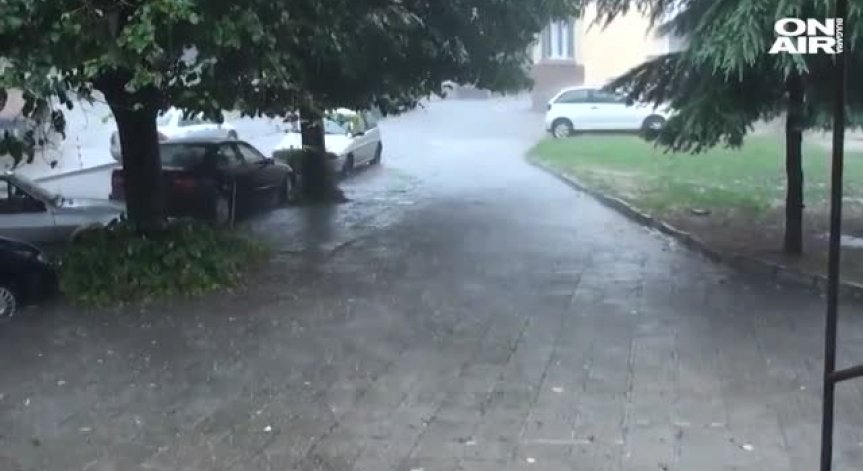 Силна градушка удари Ямболско снощи, няколко села останаха без ток