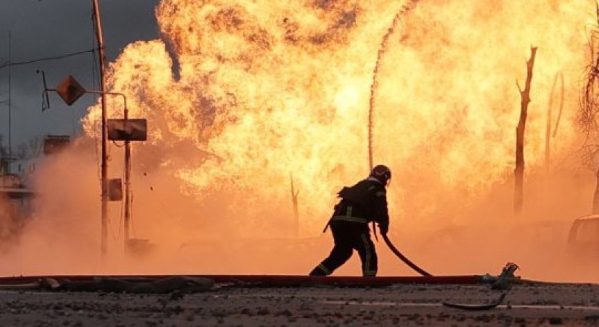 Според съобщенията е имало активност на ПВО и експлозии и в градовете Липецк и Воронеж.