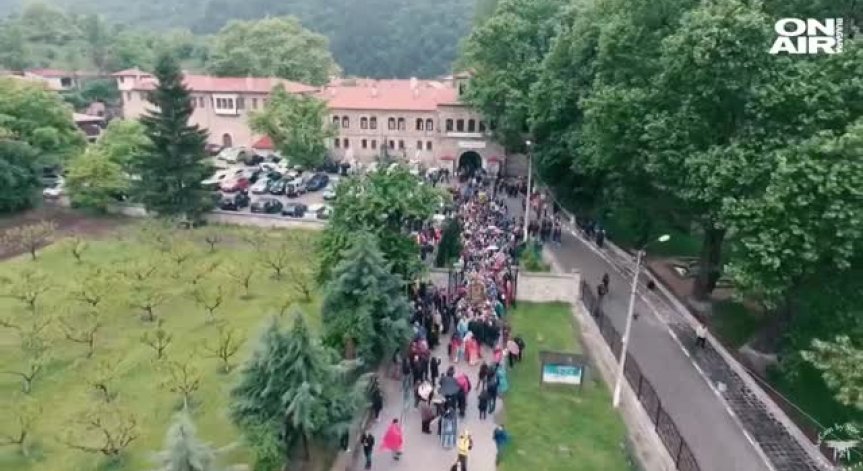 Хиляди на литийно шествие: Чудотворната икона на Св. Богородица тръгва към 