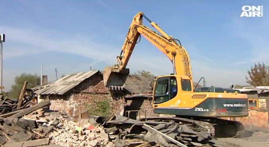 С багери и жандармерия събориха незаконните ромски къщи в 