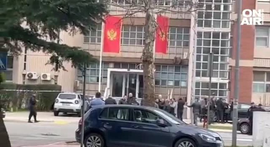 Самоубийствен атентат в съда в Подгорица, ранени са петима души