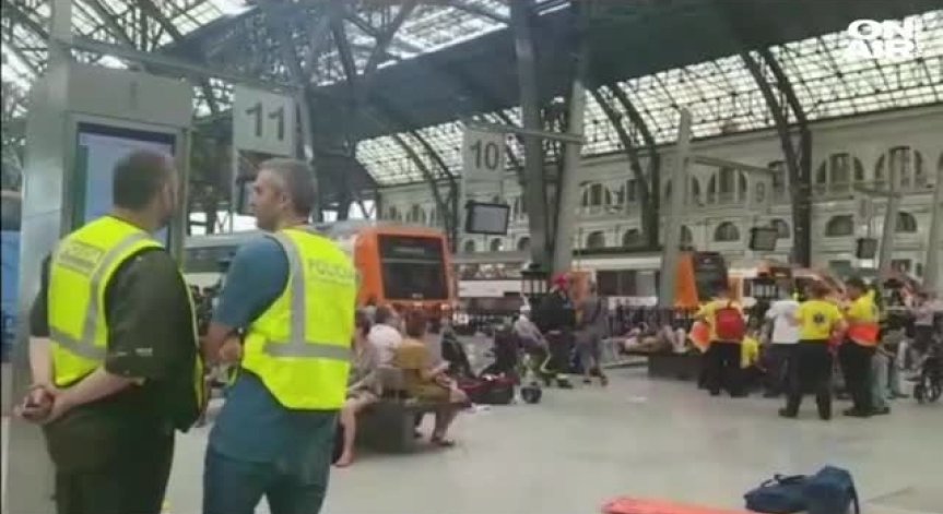 Влак катастрофира в Барселона, 48 души са ранени