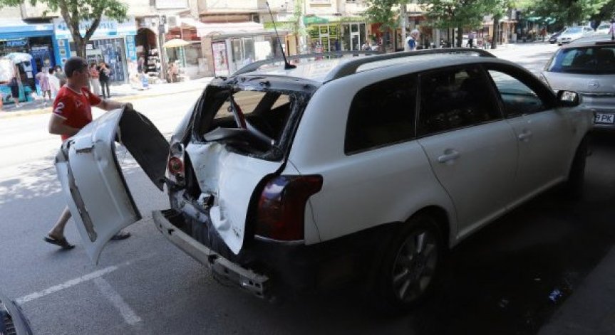 Три автомобила и трамвай се сблъскаха на столичен булевард