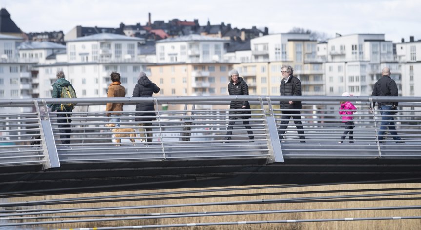 Шведски епидемиолог: Необичайният подход при нас вече дава резултати