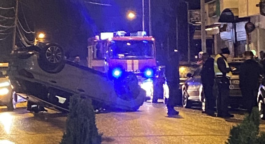 Кола се обърна по таван в столичния квартал 