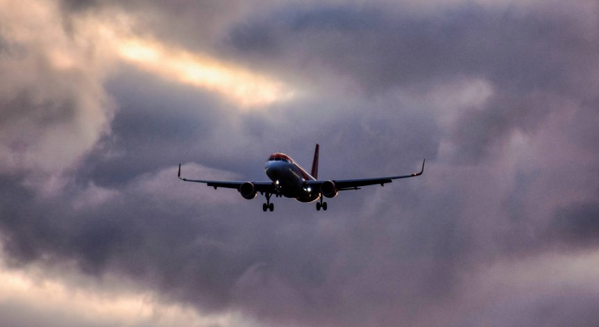 Вследствие на инцидента, летището е било временно затворено за няколко часа.